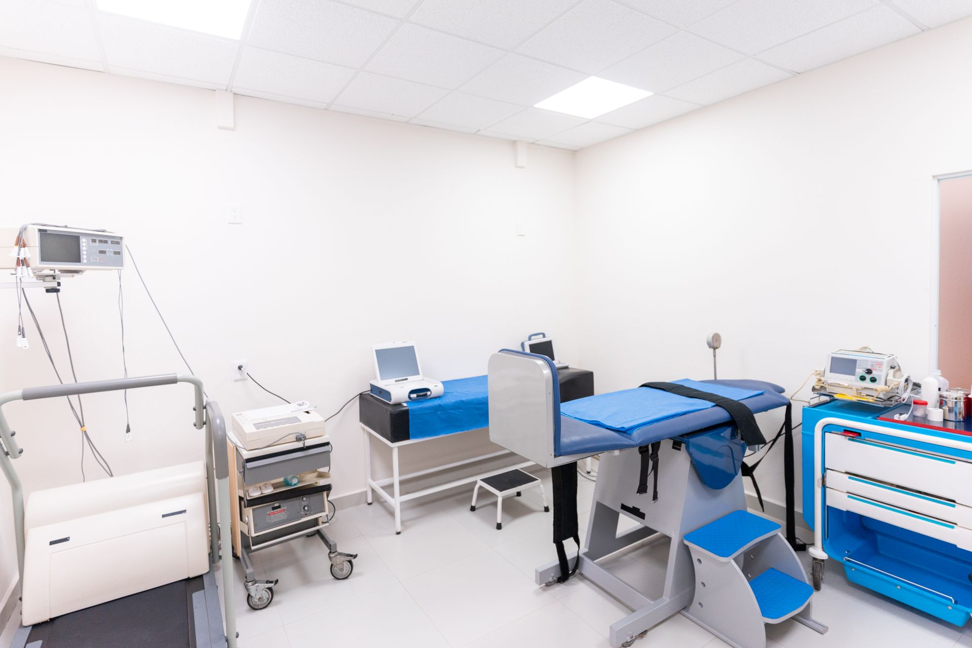Sauberes und gut ausgestattetes Behandlungszimmer
