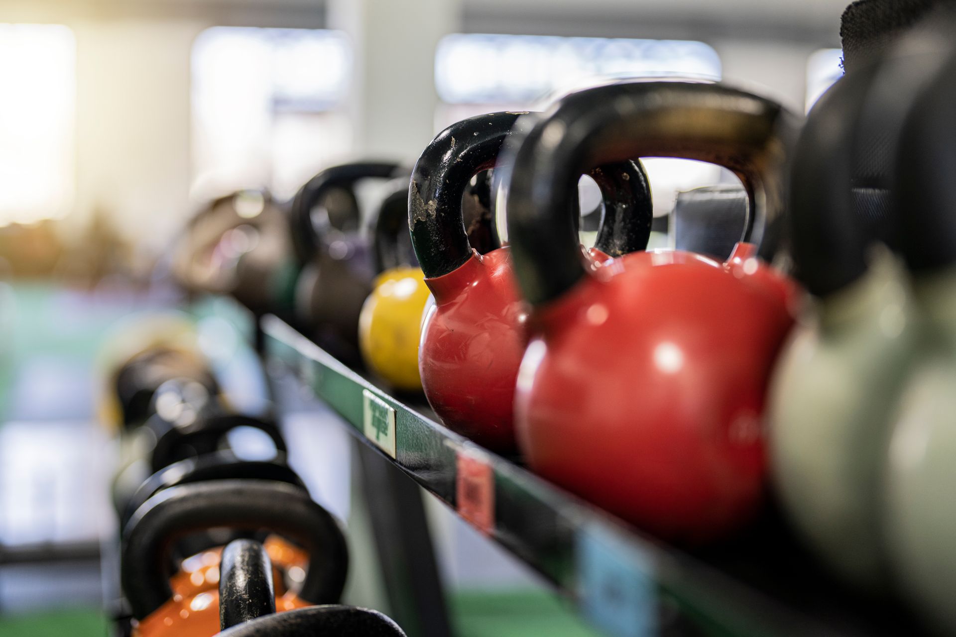 Kettlebells im Regal eines Fitnessstudios