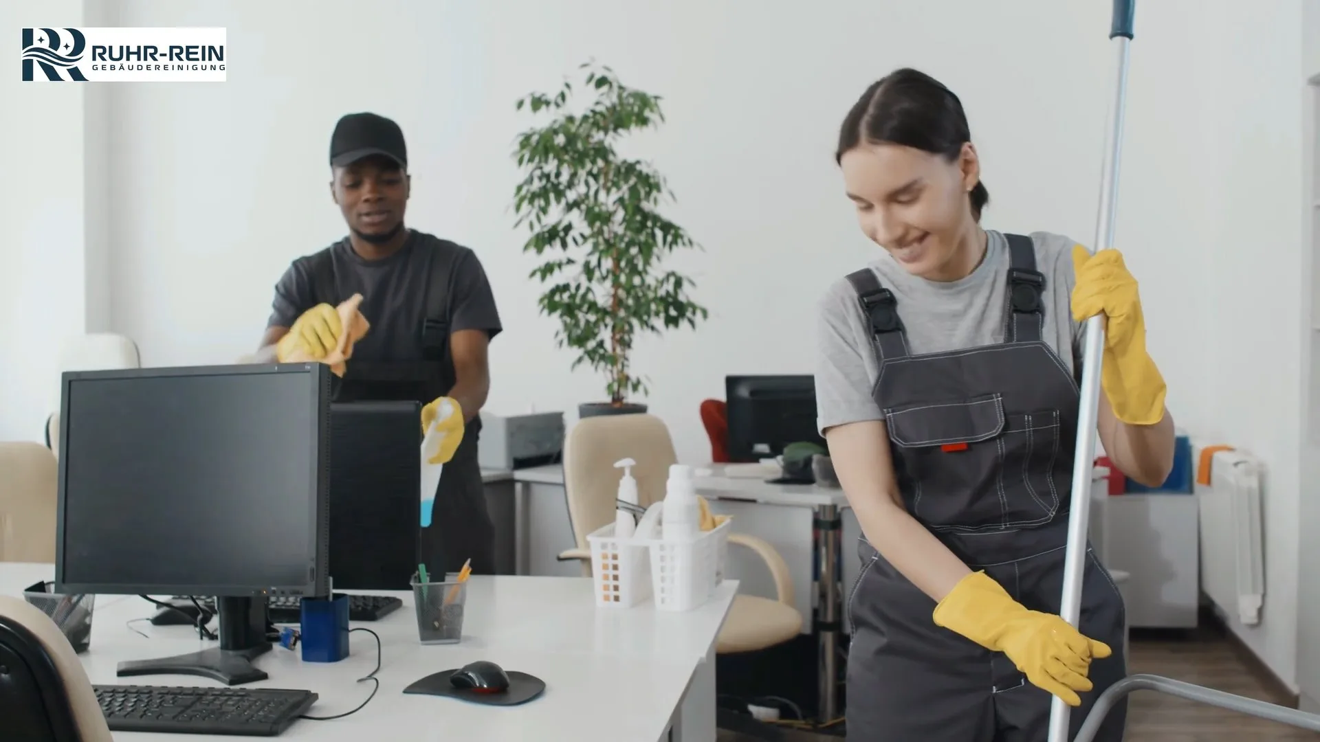 Ruhr-Rein Imagefilm: Reinigungsteam bei der Büroreinigung in Dortmund
